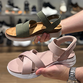 Sandaler fra Skechers i lyserød og grøn